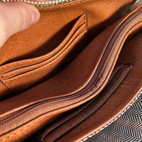 Jen & Co Izzy Crossbody w/Guitar Strap - Picture 12 of 16